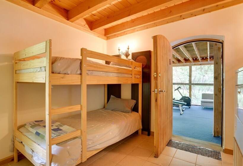 Unique Ferndale Retreat: Sauna, Deck & Home Gym!