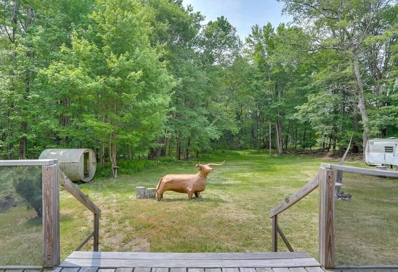 Unique Ferndale Retreat: Sauna, Deck & Home Gym!