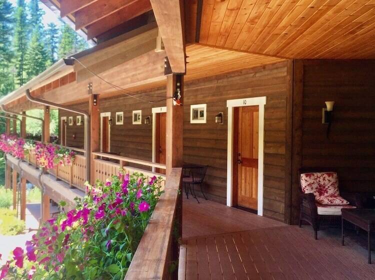 בית מלון כפרי Glacier Guides Lodge