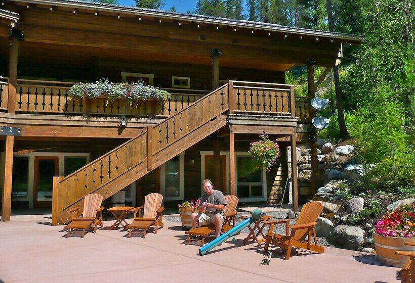 בית מלון כפרי Glacier Guides Lodge