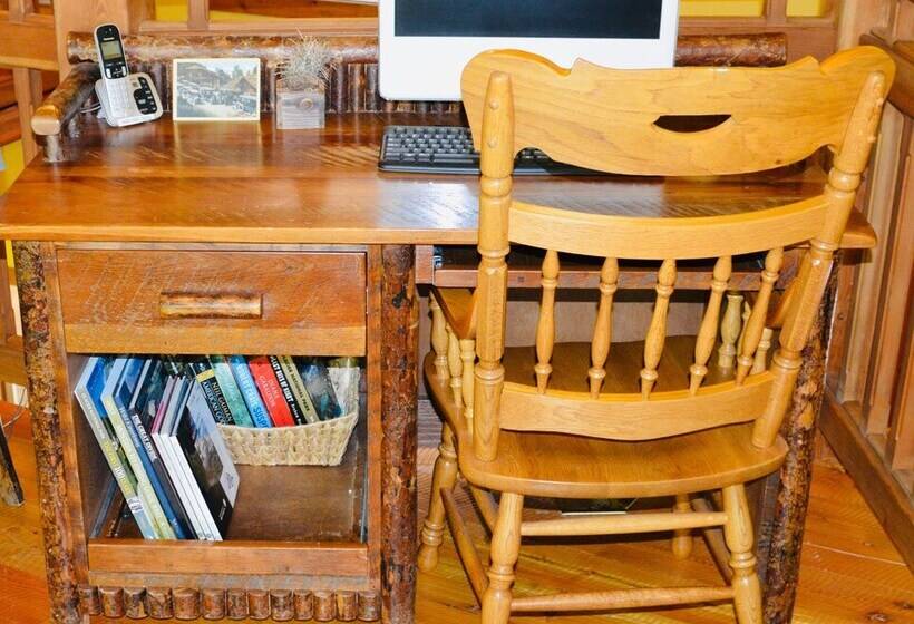 בית מלון כפרי Glacier Guides Lodge