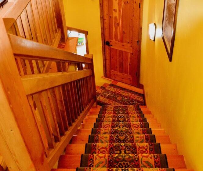 בית מלון כפרי Glacier Guides Lodge