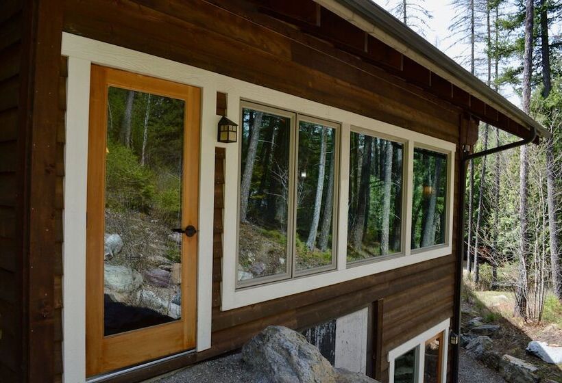 בית מלון כפרי Glacier Guides Lodge