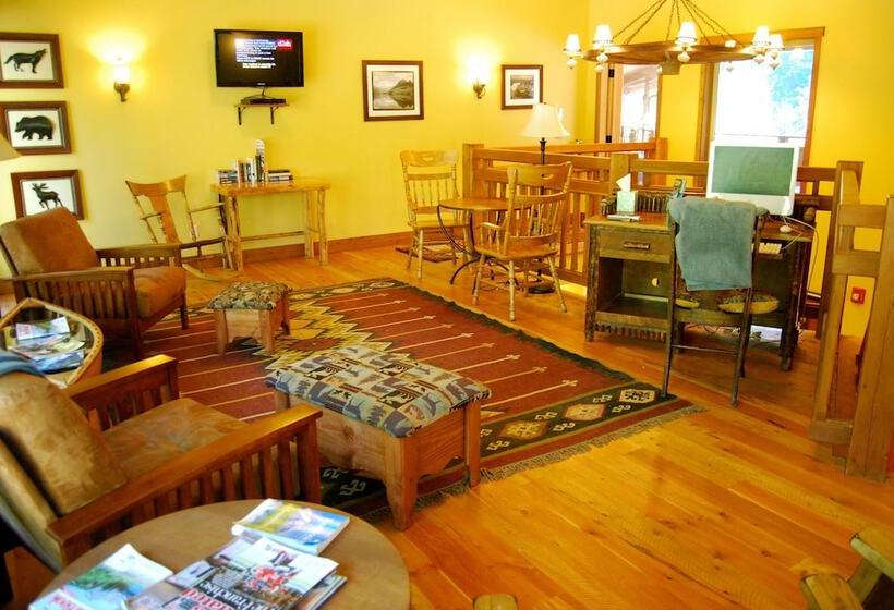 בית מלון כפרי Glacier Guides Lodge