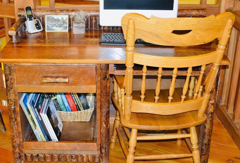 בית מלון כפרי Glacier Guides Lodge