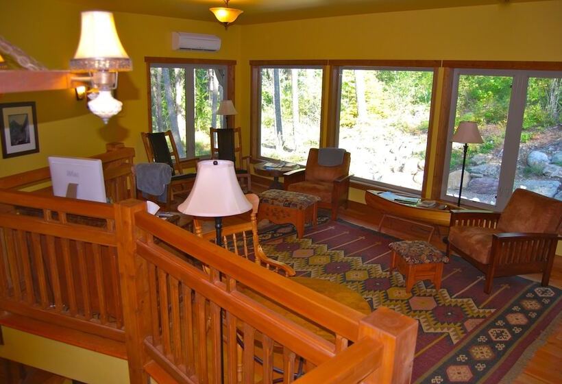 בית מלון כפרי Glacier Guides Lodge