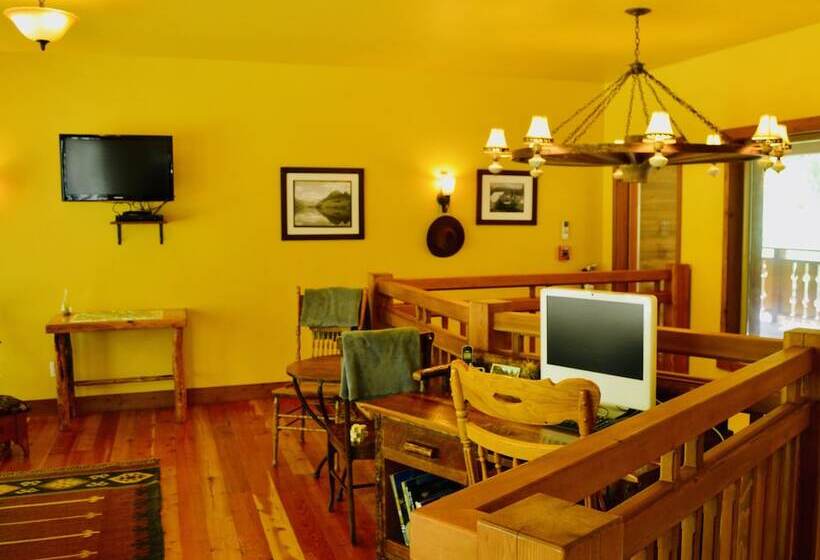 בית מלון כפרי Glacier Guides Lodge