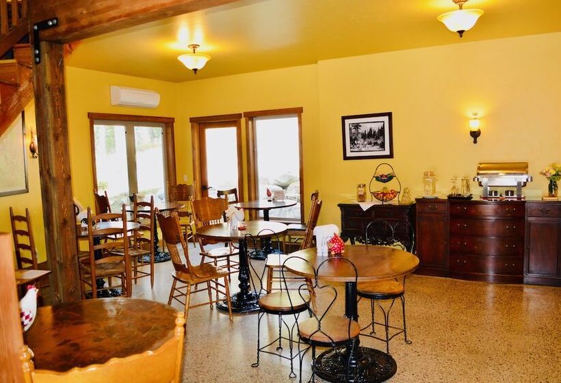 בית מלון כפרי Glacier Guides Lodge