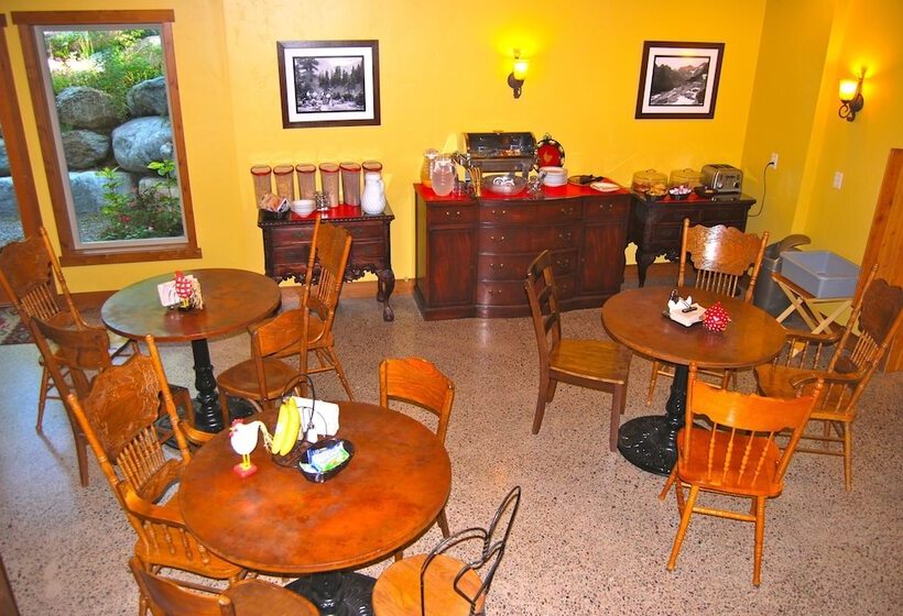 בית מלון כפרי Glacier Guides Lodge