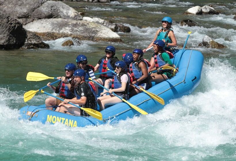 בית מלון כפרי Glacier Guides Lodge