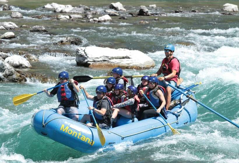 בית מלון כפרי Glacier Guides Lodge