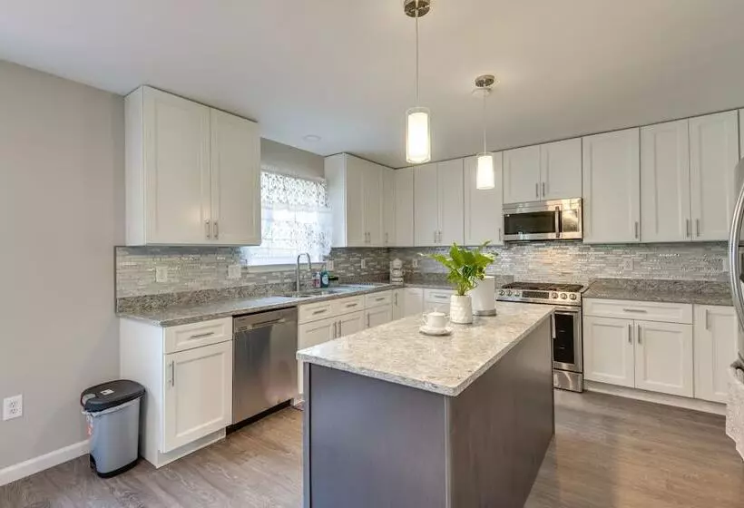 Baltimore Home W/ Deck, 9 Mi To Downtown!