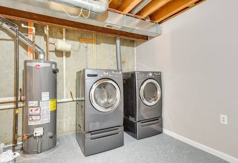 Baltimore Home W/ Deck, 9 Mi To Downtown!