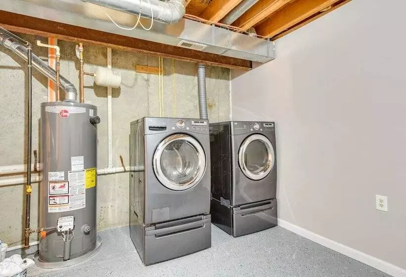 Baltimore Home W/ Deck, 9 Mi To Downtown!