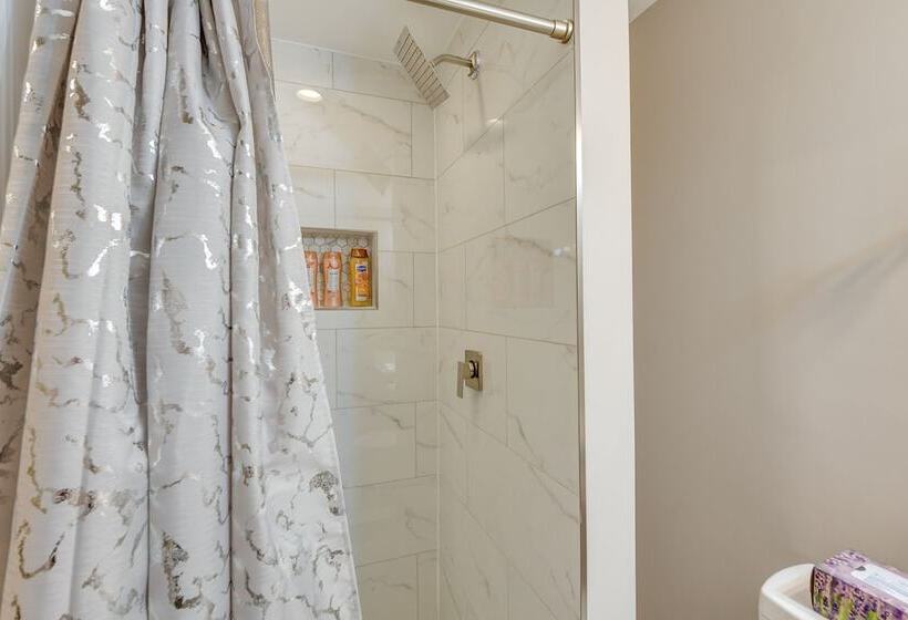 Baltimore Home W/ Deck, 9 Mi To Downtown!