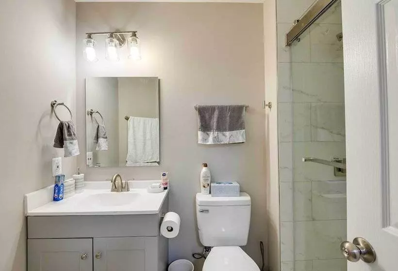 Baltimore Home W/ Deck, 9 Mi To Downtown!