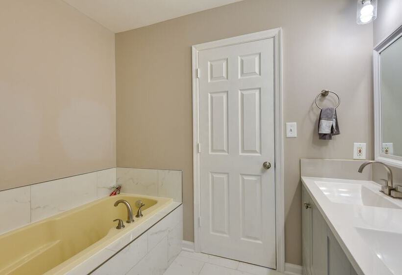 Baltimore Home W/ Deck, 9 Mi To Downtown!