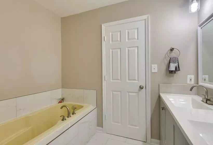 Baltimore Home W/ Deck, 9 Mi To Downtown!