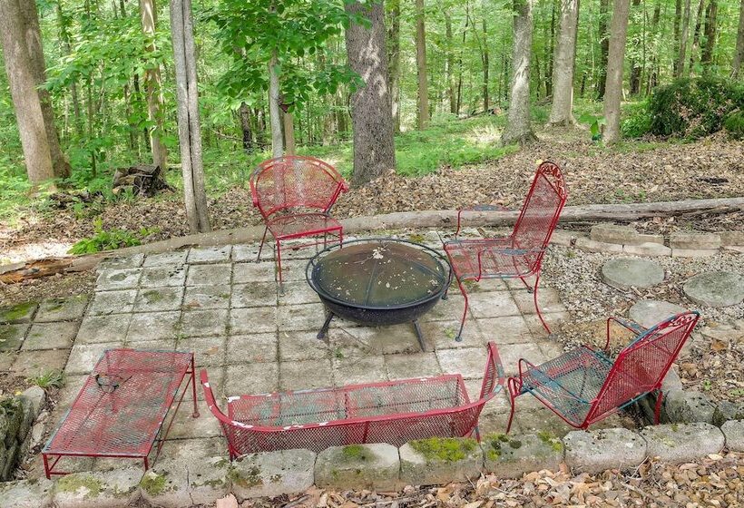 Byrdstown Cabin W/ Fire Pit, Near Marina & Lake!