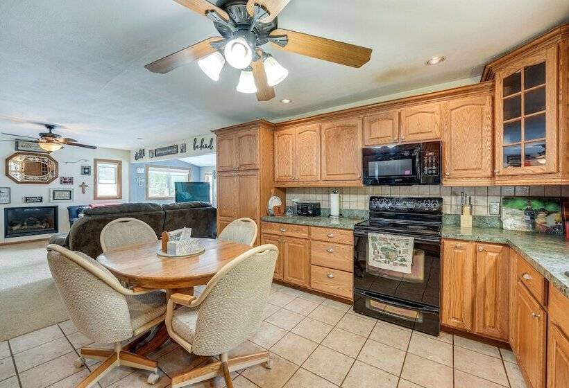 Charming Battle Creek Cottage W/ Dock!