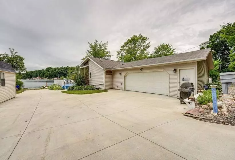 Charming Battle Creek Cottage W/ Dock!