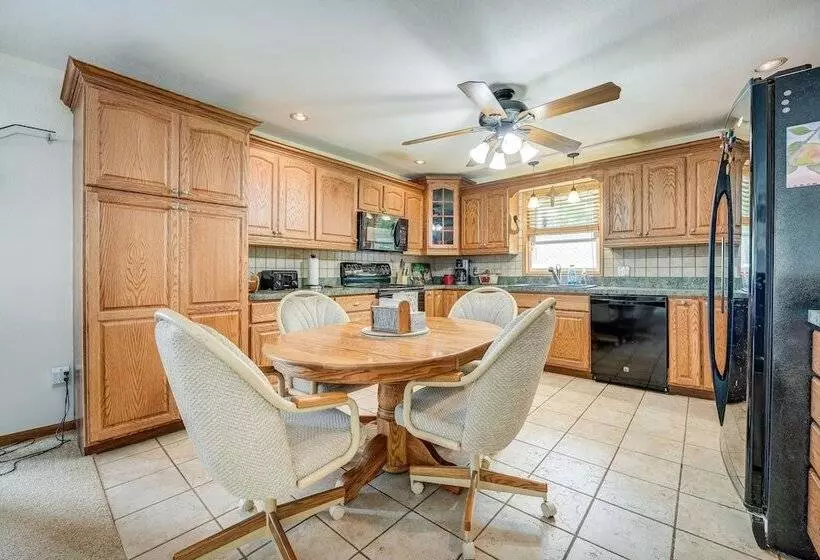 Charming Battle Creek Cottage W/ Dock!