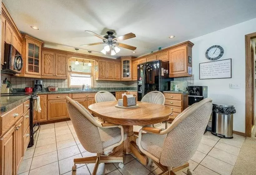 Charming Battle Creek Cottage W/ Dock!