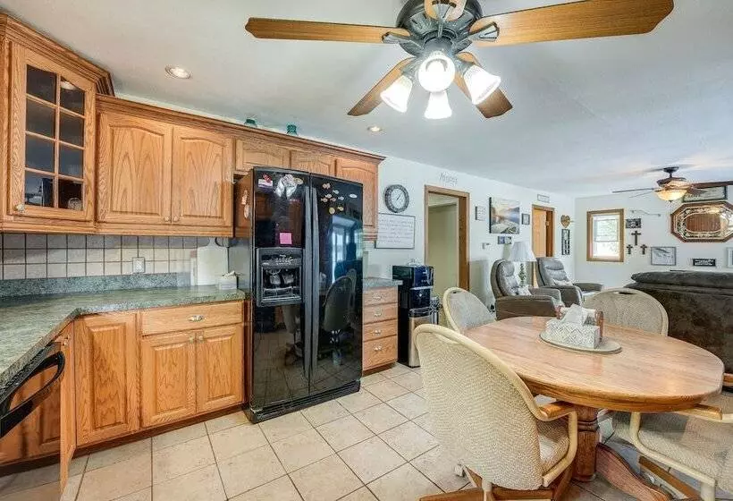 Charming Battle Creek Cottage W/ Dock!