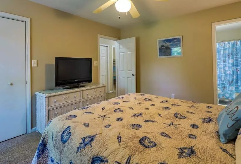 Charming Emerald Isle Escape < 1 Mi To Beach!