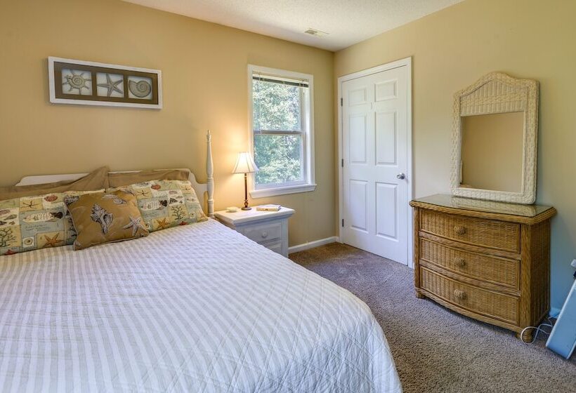 Charming Emerald Isle Escape < 1 Mi To Beach!