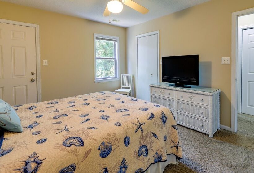 Charming Emerald Isle Escape < 1 Mi To Beach!