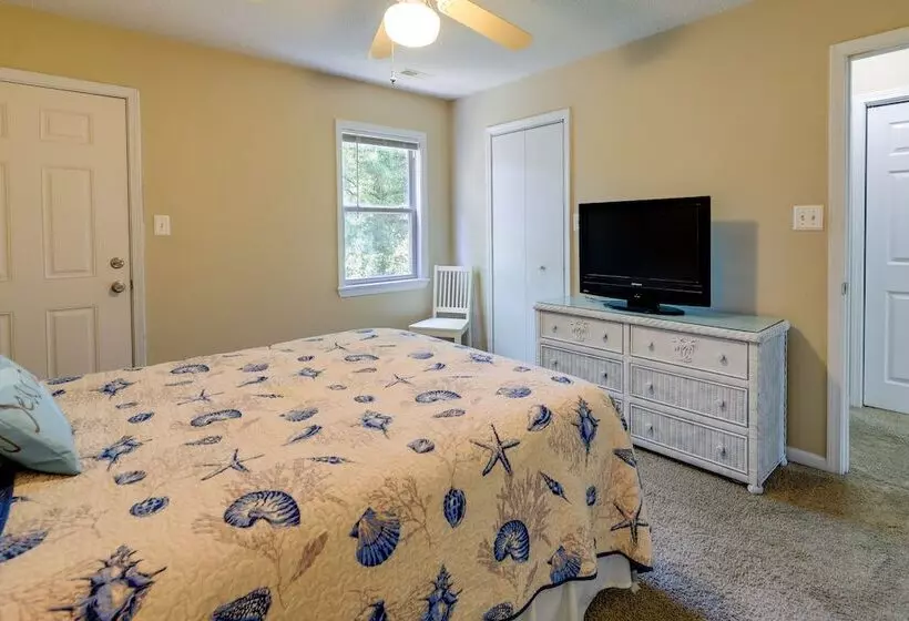 Charming Emerald Isle Escape < 1 Mi To Beach!