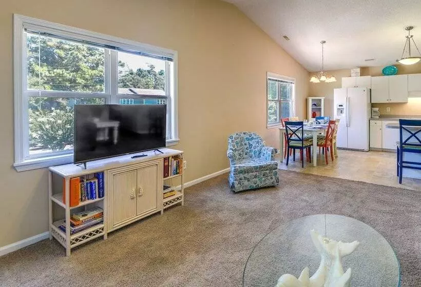 Charming Emerald Isle Escape < 1 Mi To Beach!