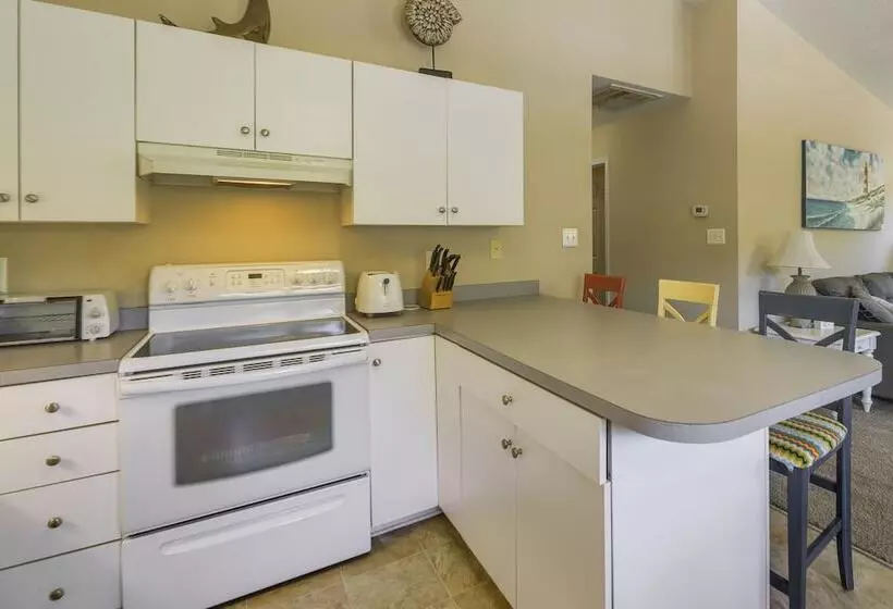 Charming Emerald Isle Escape < 1 Mi To Beach!