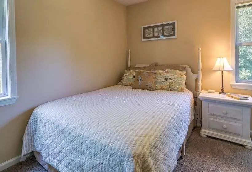 Charming Emerald Isle Escape < 1 Mi To Beach!