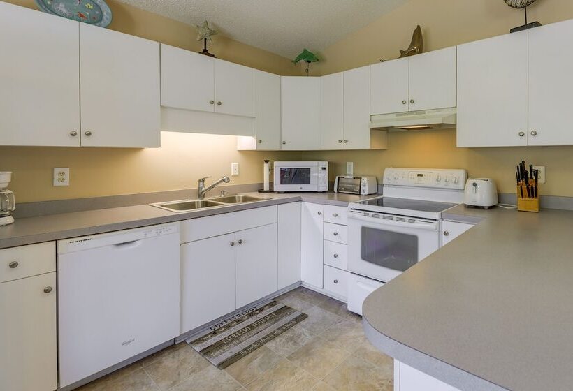 Charming Emerald Isle Escape < 1 Mi To Beach!