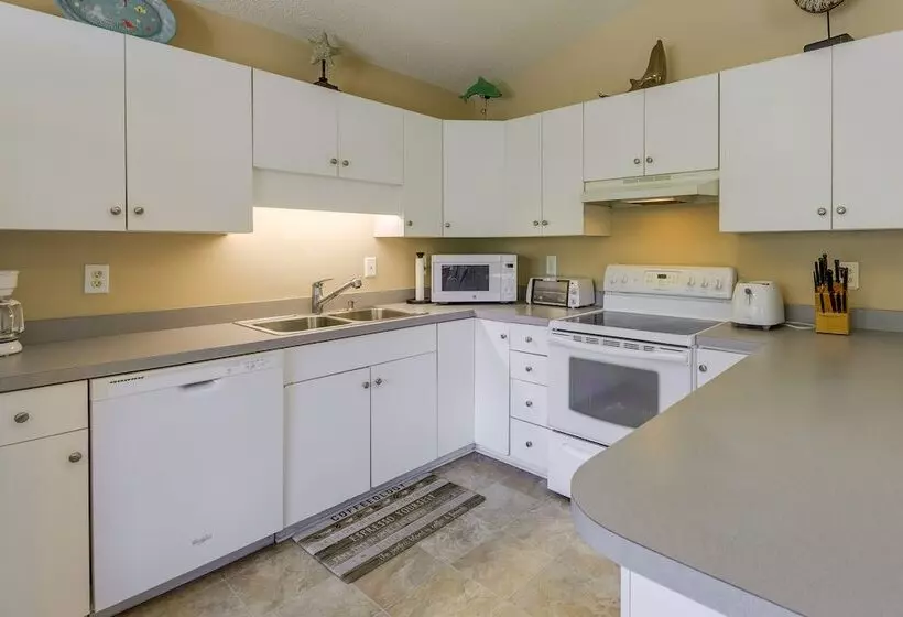 Charming Emerald Isle Escape < 1 Mi To Beach!