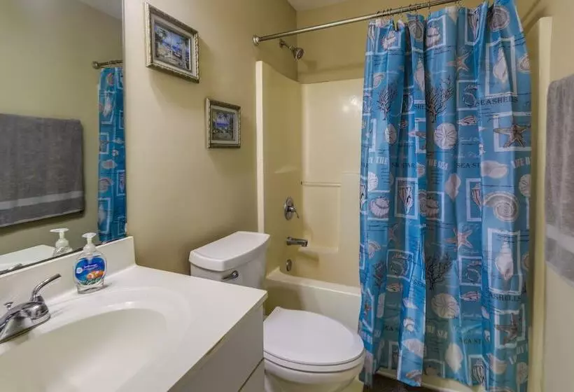 Charming Emerald Isle Escape < 1 Mi To Beach!