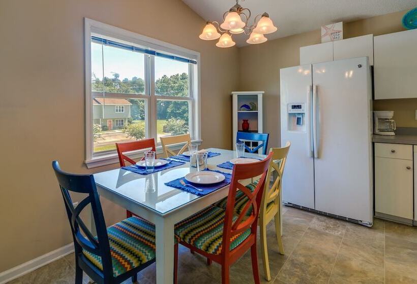 Charming Emerald Isle Escape < 1 Mi To Beach!