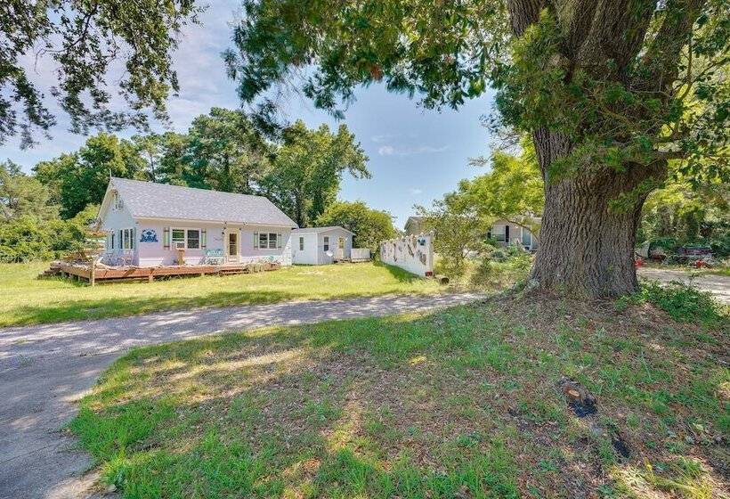 Beachy Outer Banks Retreat W/ Deck + Grill!
