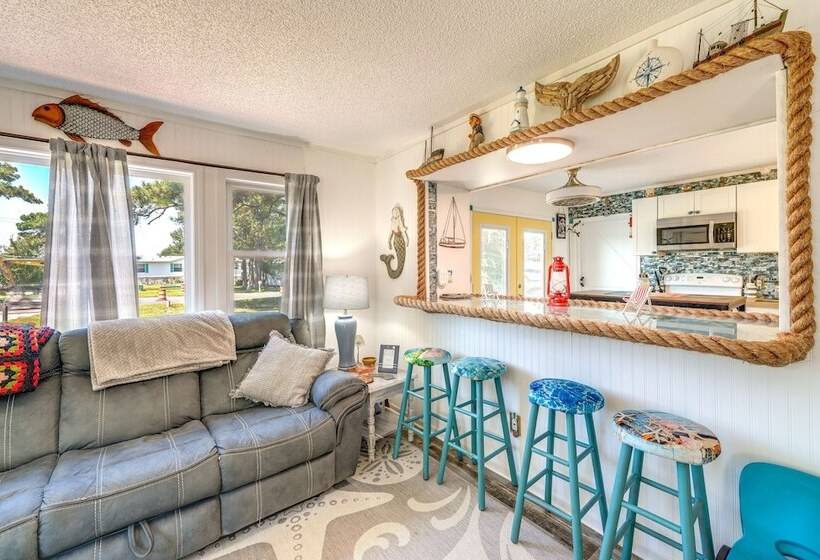 Beachy Outer Banks Retreat W/ Deck + Grill!