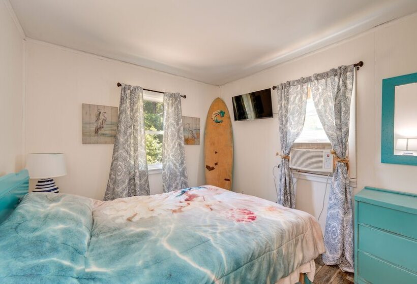 Beachy Outer Banks Retreat W/ Deck + Grill!