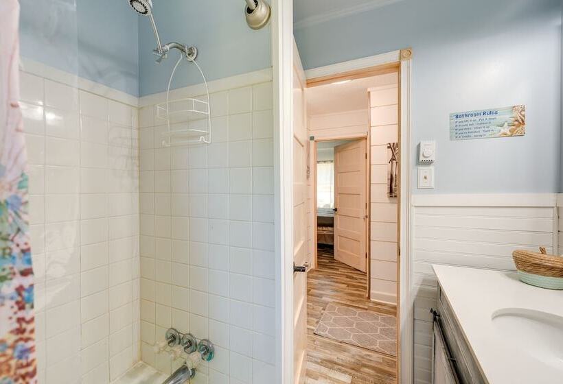 Beachy Outer Banks Retreat W/ Deck + Grill!