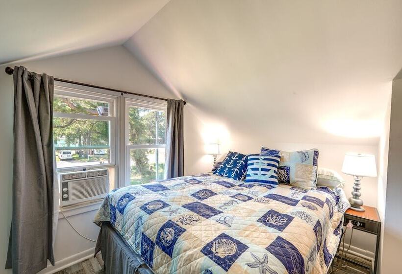 Beachy Outer Banks Retreat W/ Deck + Grill!