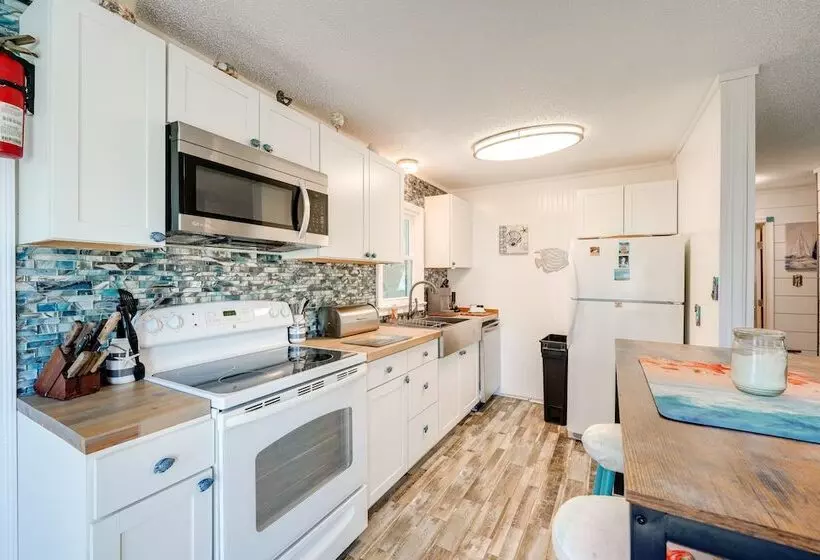 Beachy Outer Banks Retreat W/ Deck + Grill!