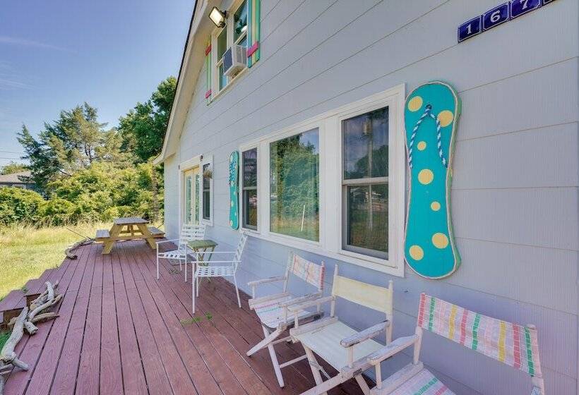 Beachy Outer Banks Retreat W/ Deck + Grill!