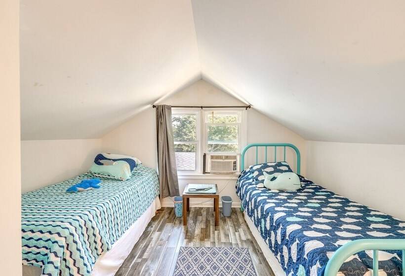 Beachy Outer Banks Retreat W/ Deck + Grill!