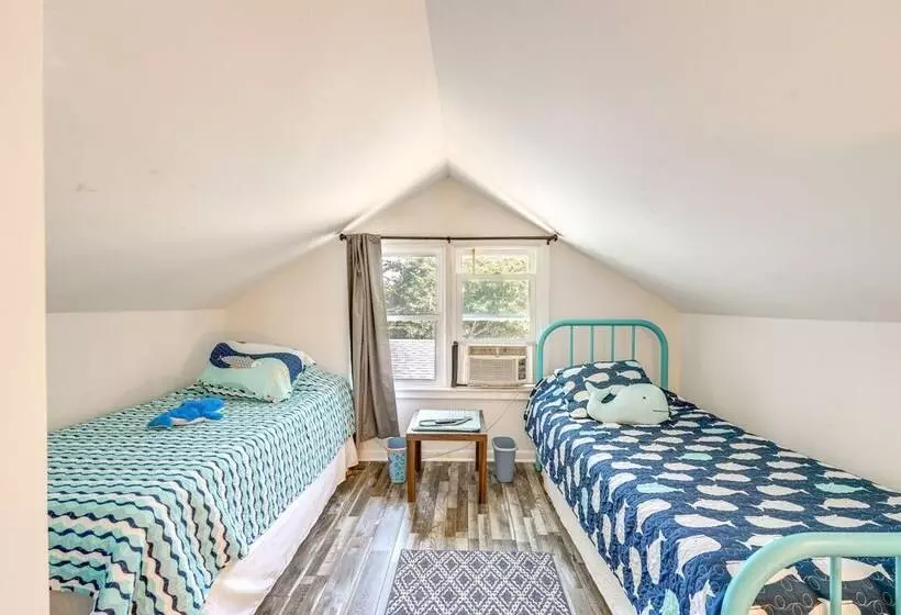 Beachy Outer Banks Retreat W/ Deck + Grill!