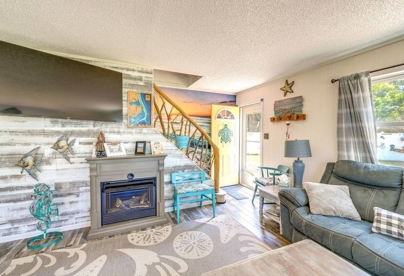 Beachy Outer Banks Retreat W/ Deck + Grill!