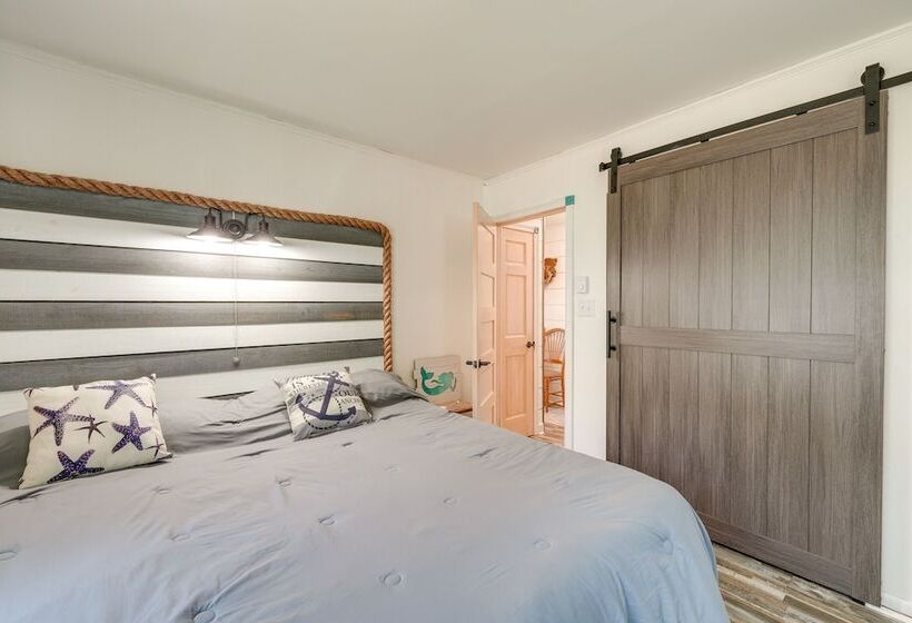 Beachy Outer Banks Retreat W/ Deck + Grill!